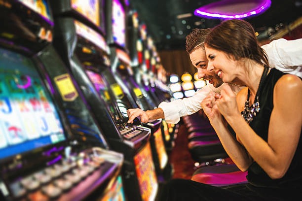 Jurassic Kingdom slot game interface on duniaslot88 showing dinosaur symbols and payline structure